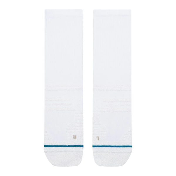 Et par Stance Static Gripper Crew unisex-sokker i hvidt er lagt fladt side om side. Hver sok har en tynd blågrøn stribe tæt på tåen, skridsikre grippaneler for ekstra greb samt små L- og R-mærker nederst, der angiver venstre og højre.