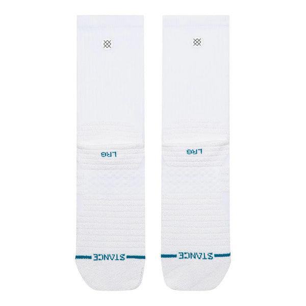 Et par Stance Static Gripper Crew unisex-løbesokker i hvidt med ribstrikkede sektioner og mærket »L« og »R« for venstre og højre. Hver sok har skridsikre grippaneler, et lille diamantlogo tæt på manchetten og »STANCE« skrevet med blåt på tæerne.