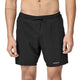 En person står og kigger fremad iført Patagonia Strider Pro Shorts 7" Herre i sort med elastisk linning, snøre, sidelommer og Patagonia-logo nederst på venstre ben.