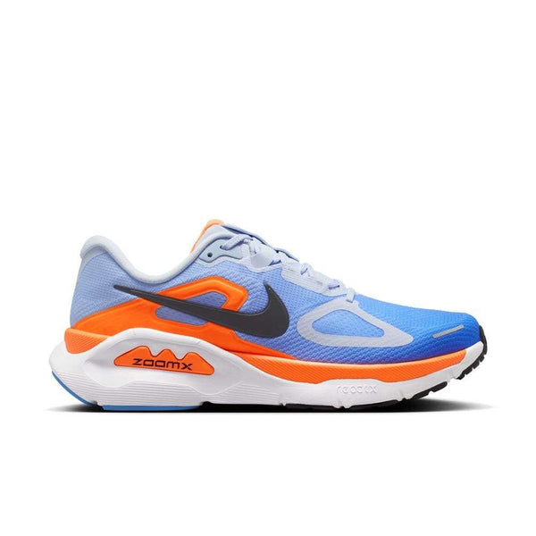 Et sidebillede af Nike Structure Plus Herre i Hydrogen Blue/Off Noir-Blue Crystal med orange og hvide detaljer, en sort swoosh og "ZoomX" på mellemsålen - designet til at give stabilitet og støtte ved overpronation.