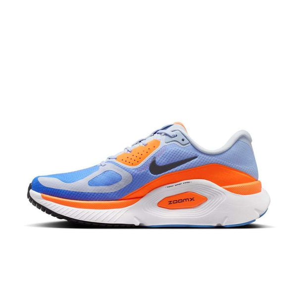 Nike Structure Plus Herre i Hydrogen Blue/Off Noir-Blue Crystal har overdel i mesh, støddæmpet sål med ZoomX-branding, blå, orange og hvide farver, sort swoosh-logo og er designet til stabilitet og støtte. Vist med sideprofil på hvid.