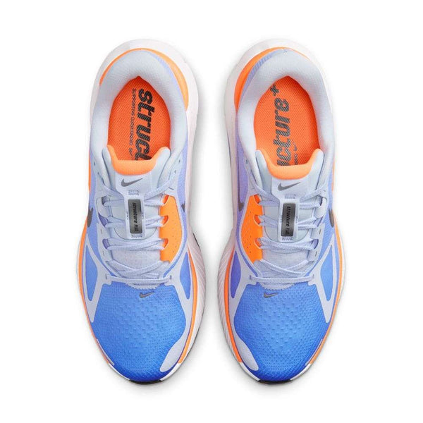Et par Nike Structure Plus Herre-sneakers i Hydrogen Blue/Off Noir-Blue Crystal, set fra oven med "strung" og "return" indlægssåler - ideelle løbesko til løbere, der søger stabilitet og støtte.