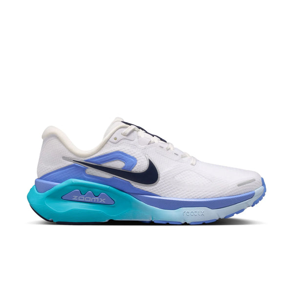 Nike Structure Plus Dame løbesko i White/Midnight Navy-Royal Pulse har blå og turkise detaljer, en sort swoosh, overdel i mesh og polstret sål for stabilitet og støtte. Vises i sideprofil på en hvid baggrund.