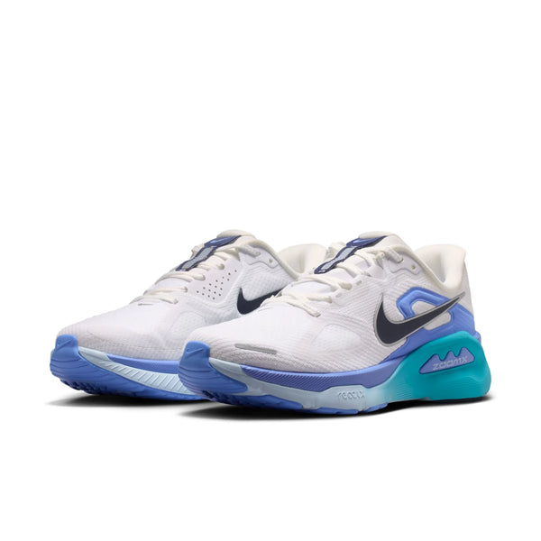Nike Structure Plus, Dame i White/Midnight Navy-Royal Pulse har blå og lilla detaljer, en sort swoosh og en blå ydersål med tekstur - designet til stabilitet og støtte, hvilket gør dem til ideelle løbesko til overpronation.