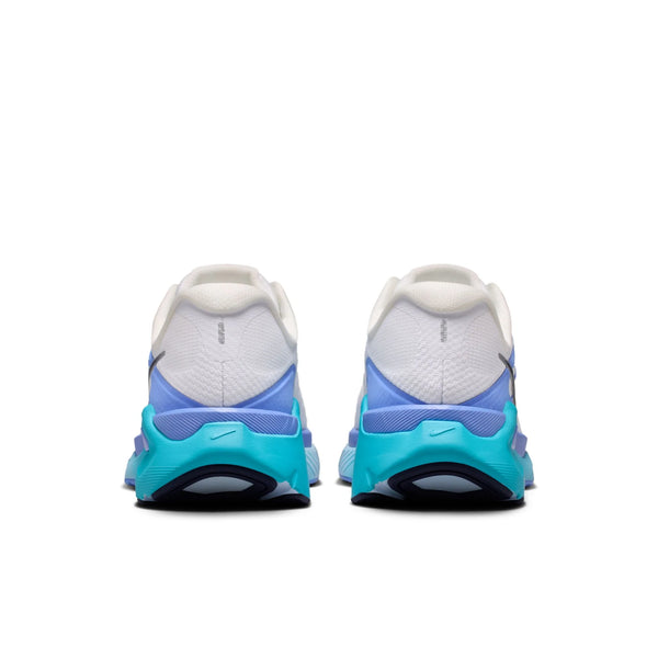 Et par Nike Structure Plus Dame løbesko i White/Midnight Navy-Royal Pulse, set bagfra med hvid overdel, blå og blågrønne detaljer og logoer på hælen. Designet til stabilitet og støtte-perfekt til overpronation. Almindelig hvid baggrund.
