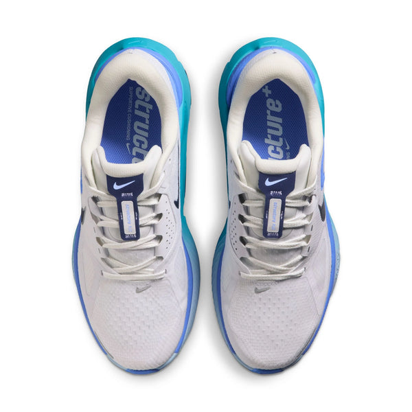 Et par Nike Structure Plus Dame løbesko i White/Midnight Navy-Royal Pulse, set fra oven. Disse sneakers har hvide snørebånd, blå strukturerede indersåler, turkise hældetaljer og giver stabilitet og støtte til løb.