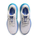 Et par Nike Structure Plus Dame løbesko i White/Midnight Navy-Royal Pulse, set fra oven. Disse sneakers har hvide snørebånd, blå strukturerede indersåler, turkise hældetaljer og giver stabilitet og støtte til løb.