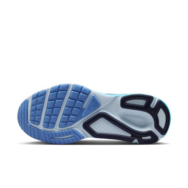 Billedet viser sålen på Nike Structure Plus til kvinder i White/Midnight Navy-Royal Pulse, der har et blåt og lyseblåt slidbanemønster med marineblå detaljer for stabilitet og støtte. Nike-logoet er præget i midten.