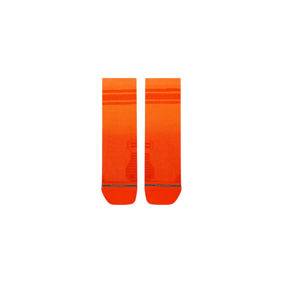 Et par orange Sunset UL Crew-sokker fra Stance med tynde vandrette striber nær toppen og et lille logo ved tåen.