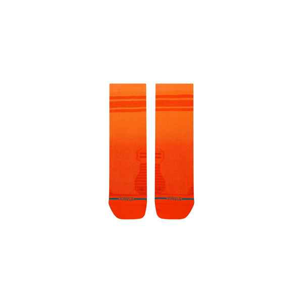 Et par orange Sunset UL Crew-sokker fra Stance med tynde vandrette striber nær toppen og et lille logo ved tåen.