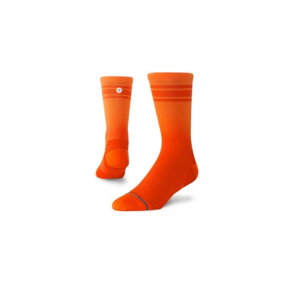 To orange Sunset UL Crew-sokker (unisex) med ombré-mønster og et lille cirkulært logo tæt på den øverste kant.