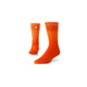 To orange Sunset UL Crew-sokker (unisex) med ombré-mønster og et lille cirkulært logo tæt på den øverste kant.