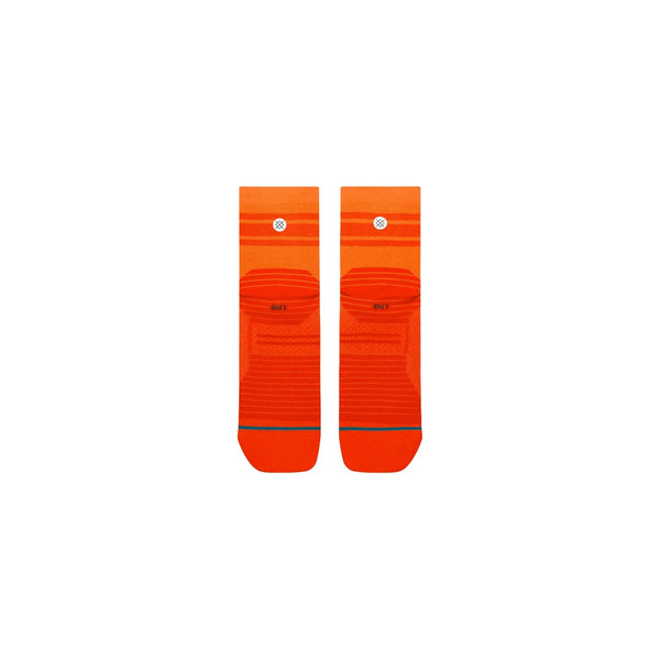 Et par orange Sunset UL Crew-sokker med teksturer i samme farve, vandrette striber og et lille Stance-logo tæt på manchetten.