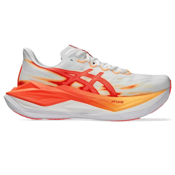 ASICS Superblast 3-løbeskoen i farvekombinationen White/Orange Glow er en unisex-løbesko med orange og gule detaljer, det ikoniske ASICS-logo på siden og et farveforløb på mellemsålen. Den har en tyk, polstret sål med innovativt FF LEAP-skum, der sikrer overlegen komfort, samt en let og åndbar overdel og snørelukning, der giver en optimal pasform.