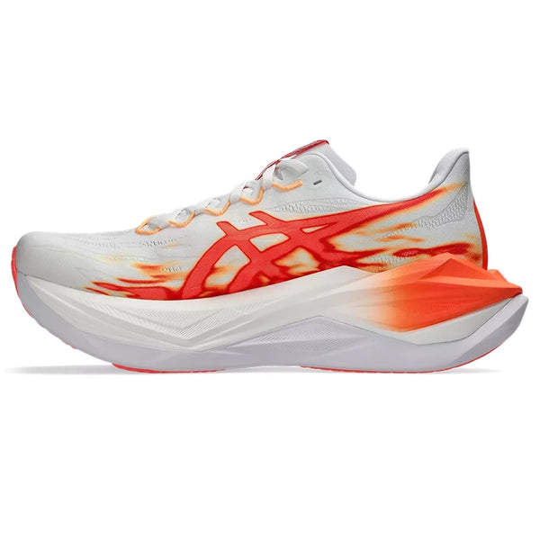 Vi præsenterer Asics Superblast 3 unisex-løbesko i farven hvid/Orange Glow. Denne lette løbesko har en hvid, åndbar overdel i mesh med livlige Orange Glow-detaljer og et markant Asics-logo. Designet fremhæves af en iøjnefaldende orange farveovergang langs siden og hælen, mens den tykke, formede sål er udstyret med FF LEAP-skumteknologi, der sikrer enestående komfort på hver eneste løbetur.