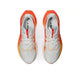 Ovenfra-billede af et par hvide ASICS Superblast 3 unisex-løbesko i farvekombinationen White/Orange Glow, med orange og gule detaljer, hvide snørebånd og ASICS-logoet på tungen, placeret side om side på en ensfarvet hvid baggrund. Disse sko er udstyret med FF LEAP-skum, der sikrer forbedret støddæmpning og komfort.