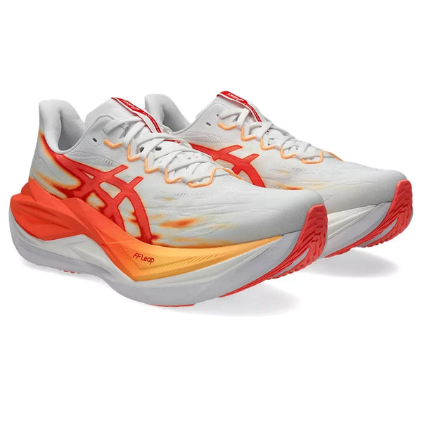 Et par ASICS Superblast 3 unisex-løbesko i farven White/Orange Glow, med hvid overdel med livlige orange og røde detaljer, markante røde ASICS-logoer og tykke hvide og orange mellemsåler, der er udviklet med responsivt FF LEAP-skum. Skoene har røde ydersåler og snørebånd og er afbildet let vinklet mod højre.