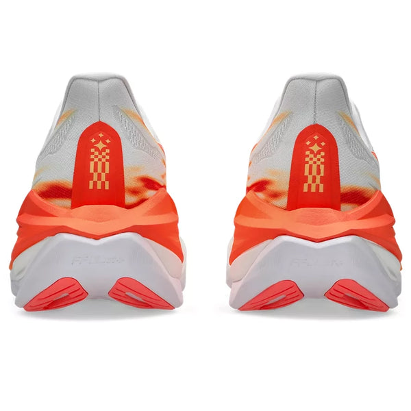 Bagfra-billede af et par Asics Superblast 3 unisex-sko i farven White/Orange Glow, med et farveforløb i hvid, orange og gul samt røde detaljer og et geometrisk mønster på hælen. De hvide såler har røde og orange detaljer, der fremhæver den innovative FF LEAP skum-teknologi fra Superblast 3-serien.