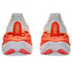 Bagfra-billede af et par Asics Superblast 3 unisex-sko i farven White/Orange Glow, med et farveforløb i hvid, orange og gul samt røde detaljer og et geometrisk mønster på hælen. De hvide såler har røde og orange detaljer, der fremhæver den innovative FF LEAP skum-teknologi fra Superblast 3-serien.