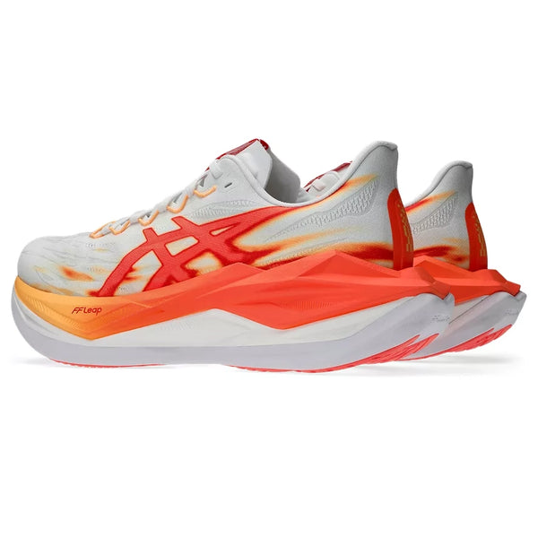 Et par Asics Superblast 3 unisex-løbesko i farvekombinationen hvid/orange glow med gule detaljer, der har en tyk sål udviklet med FF LEAP-skum for forbedret støddæmpning, markant Asics-logo og et dynamisk mønster på siden. Skoene er udstillet side om side, vendt mod højre.