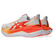 Et par Asics Superblast 3 unisex-løbesko i farvekombinationen hvid/orange glow med gule detaljer, der har en tyk sål udviklet med FF LEAP-skum for forbedret støddæmpning, markant Asics-logo og et dynamisk mønster på siden. Skoene er udstillet side om side, vendt mod højre.