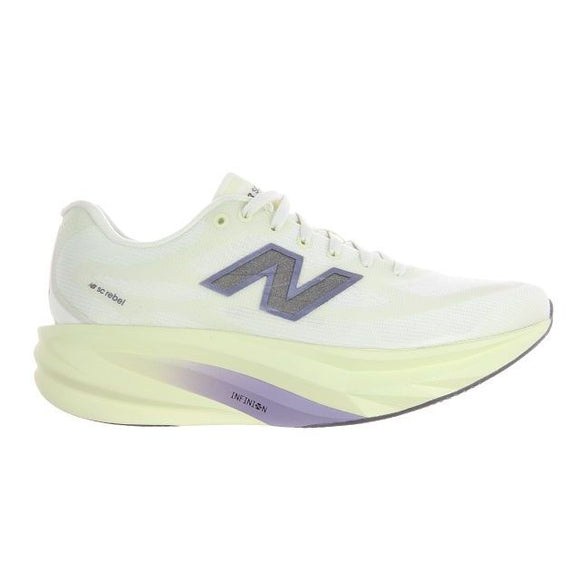 Et billede set fra siden af New Balance Supercomp Rebel V1 Dame-løbeskoen i farven »Pistachio Butter«, der har en lysegrøn farvekombination med en tyk, formet sål og et gråt N-logo på siden, fremhævet på en ensfarvet hvid baggrund. Denne lette løbesko er designet til løbere, der ønsker en responsiv træningssko fra New Balance, og som kombinerer ydeevne med komfort i hvert skridt.