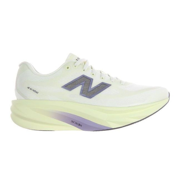 Et billede set fra siden af New Balance Supercomp Rebel V1 Dame-løbeskoen i farven »Pistachio Butter«, der har en lysegrøn farvekombination med en tyk, formet sål og et gråt N-logo på siden, fremhævet på en ensfarvet hvid baggrund. Denne lette løbesko er designet til løbere, der ønsker en responsiv træningssko fra New Balance, og som kombinerer ydeevne med komfort i hvert skridt.