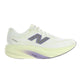 Et billede set fra siden af New Balance Supercomp Rebel V1 Dame-løbeskoen i farven »Pistachio Butter«, der har en lysegrøn farvekombination med en tyk, formet sål og et gråt N-logo på siden, fremhævet på en ensfarvet hvid baggrund. Denne lette løbesko er designet til løbere, der ønsker en responsiv træningssko fra New Balance, og som kombinerer ydeevne med komfort i hvert skridt.