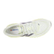 Set ovenfra fremstår New Balance Supercomp Rebel V1, Dame i farven Pistachio Butter som en hvid sportssko med grå detaljer, synlige snørebånd, tunge og det karakteristiske N-logo; indersålen er forsynet med teksten »crafted for« i rødt og blåt. Denne løbesko er en responsiv træningssko designet af New Balance med henblik på optimal komfort og ydeevne.