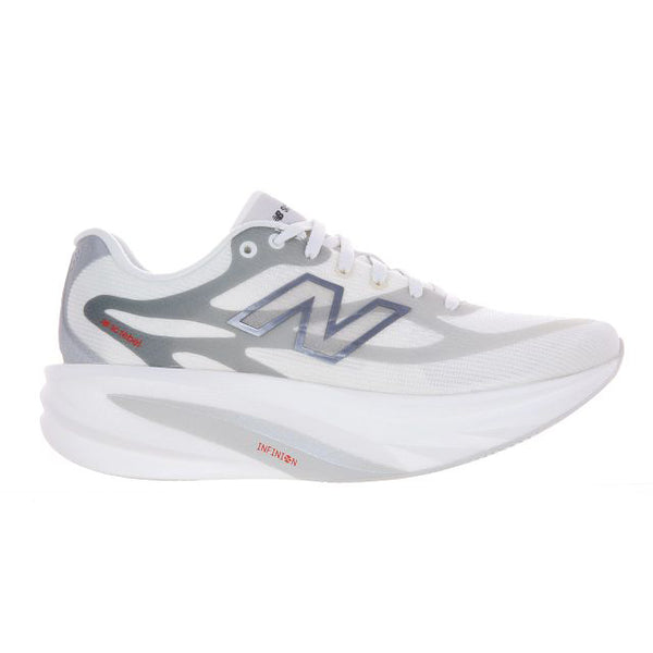 En hvid New Balance Supercomp Rebel V1 løbesko til kvinder i farven Sea Salt med grå og sølvfarvede detaljer, en tyk, buet sål og et markant N-logo på siden. Denne lette og responsiv model sikrer enestående komfort og ydeevne ved hver eneste løbetur.