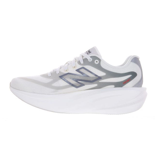 En hvid og lysegrå New Balance Supercomp Rebel V1-løbesko til kvinder i farvekombinationen »Sea Salt« vises i profil på en ensfarvet hvid baggrund. Skoen har en tyk, buet sål, der giver en let og responsiv fornemmelse, samt et stort N-logo på siden.