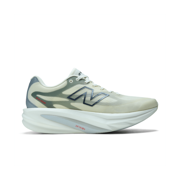 Et par lysegrå og hvide New Balance Supercomp Rebel V1-løbesko til herre i farven Angora med en bølget sål og et iøjnefaldende N-logo på siden, udstyret med FuelCell-mellemsål for en let og responsiv træningsoplevelse, vist i profil mod en ensfarvet hvid baggrund.