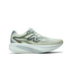 Et par lysegrå og hvide New Balance Supercomp Rebel V1-løbesko til herre i farven Angora med en bølget sål og et iøjnefaldende N-logo på siden, udstyret med FuelCell-mellemsål for en let og responsiv træningsoplevelse, vist i profil mod en ensfarvet hvid baggrund.