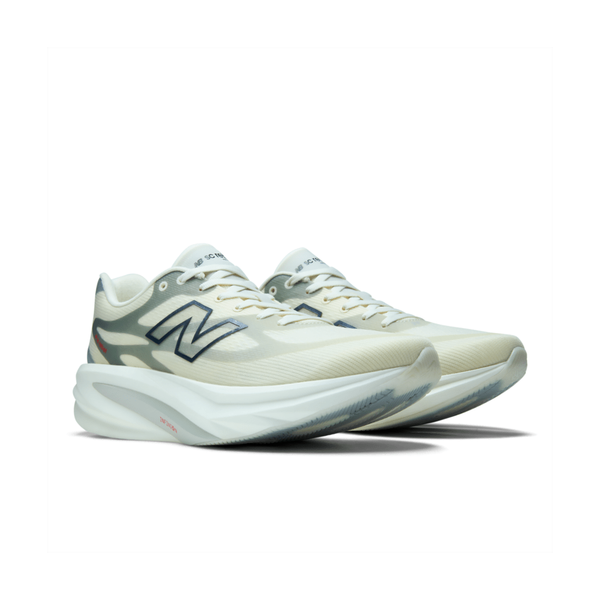 Et par New Balance Supercomp Rebel V1 løbesko til herre i farven Angora, med grå og sorte detaljer samt en kraftig, polstret FuelCell-mellemsål, der sikrer en let og responsiv træningsoplevelse. Det ikoniske New Balance N-logo er synligt på siden, og skoene vises på en hvid baggrund.