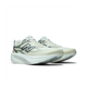Et par New Balance Supercomp Rebel V1 løbesko til herre i farven Angora, med grå og sorte detaljer samt en kraftig, polstret FuelCell-mellemsål, der sikrer en let og responsiv træningsoplevelse. Det ikoniske New Balance N-logo er synligt på siden, og skoene vises på en hvid baggrund.