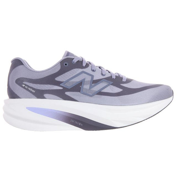 En lyselilla New Balance Supercomp Rebel V1 »Digital Mist« løbesko til mænd med en tyk hvid sål, grå detaljer, overdel i mesh og et markant N-logo på siden. Denne lette og responsive løbesko er designet til daglig løbetræning og vises her i profil med skoen vendt mod højre.