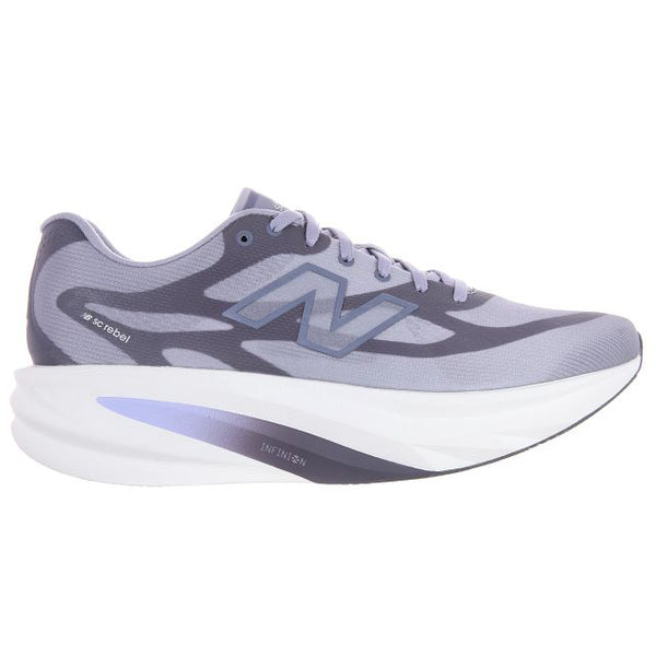 En lyselilla New Balance Supercomp Rebel V1 »Digital Mist« løbesko til mænd med en tyk hvid sål, grå detaljer, overdel i mesh og et markant N-logo på siden. Denne lette og responsive løbesko er designet til daglig løbetræning og vises her i profil med skoen vendt mod højre.