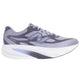 En lyselilla New Balance Supercomp Rebel V1 »Digital Mist« løbesko til mænd med en tyk hvid sål, grå detaljer, overdel i mesh og et markant N-logo på siden. Denne lette og responsive løbesko er designet til daglig løbetræning og vises her i profil med skoen vendt mod højre.