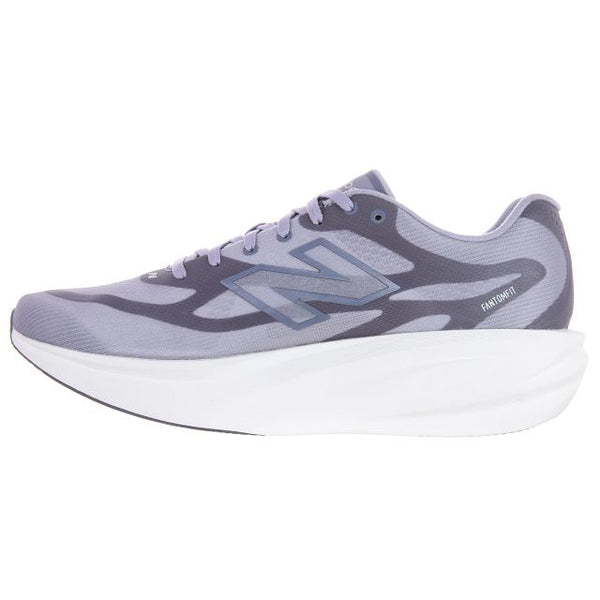 Et sidebillede af New Balance Supercomp Rebel V1, Herre, Digital Mist viser en grå og hvid sportssko med en tyk hvid sål, snørelukning og det karakteristiske »N«-logo på siden. Overdelen har et bølget mønster i to farver – et designdetalje, der er typisk for denne lette og responsiv løbesko, der er velegnet til daglig løbetræning.