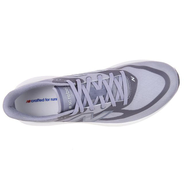 Oversigtsbillede af en lysegrå sportsløbesko med snørebånd, overdel i mesh og teksten »crafted for run« trykt på indersålen. New Balance-logoet ses på siden og på tungen og fremhæver New Balance Supercomp Rebel V1, Herre, Digital Mist – en let og responsiv løbesko, der er ideel til daglig løbetræning.