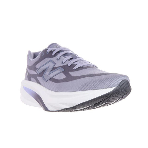 En lavendelfarvet løbesko, New Balance Supercomp Rebel V1 Herre i farven Digital Mist, er afbilledet i en vinkel på en hvid baggrund. Denne lette og responsive løbesko, der er designet til daglig løbetræning, har et stort N-logo på siden, en åndbar overdel i mesh og en hvid og sort sål.