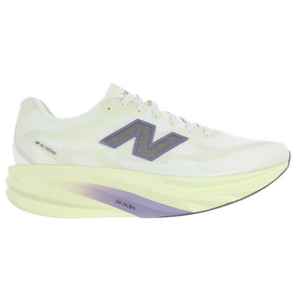 Et billede set fra siden af den hvide New Balance Supercomp Rebel V1, Herre, Pistachio Butter løbesko viser dens tykke, lysegule sål med en lilla detalje tæt på mellemsålen og et markant sort N-logo på siden. Denne FuelCell-løbesko har hvide snørebånd og en åndbar overdel i mesh, der sikrer optimal komfort, hvilket gør den til en let og responsiv løbesko designet til høj ydeevne.