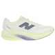 Et billede set fra siden af den hvide New Balance Supercomp Rebel V1, Herre, Pistachio Butter løbesko viser dens tykke, lysegule sål med en lilla detalje tæt på mellemsålen og et markant sort N-logo på siden. Denne FuelCell-løbesko har hvide snørebånd og en åndbar overdel i mesh, der sikrer optimal komfort, hvilket gør den til en let og responsiv løbesko designet til høj ydeevne.