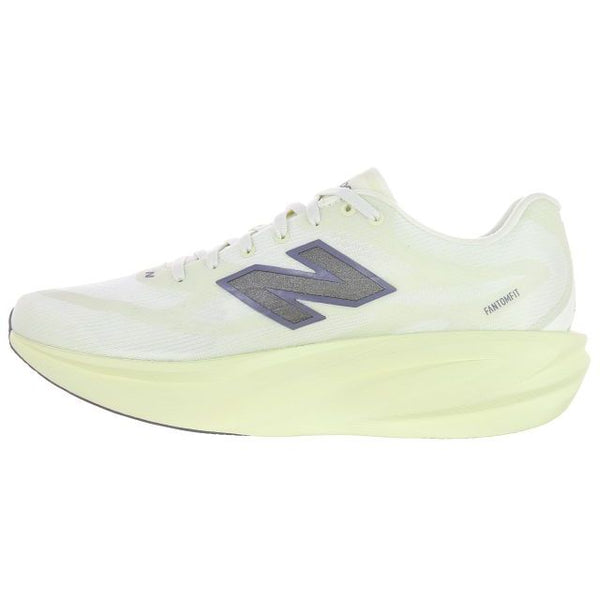 En hvid sportsløbesko med en tyk, lysegul sål og et mørkt »N«-logo på siden vises på en ensfarvet hvid baggrund. Dette er New Balance Supercomp Rebel V1 til mænd i farvekombinationen Pistachio Butter – en let og responsiv løbesko designet til maksimal komfort og fremdrift.