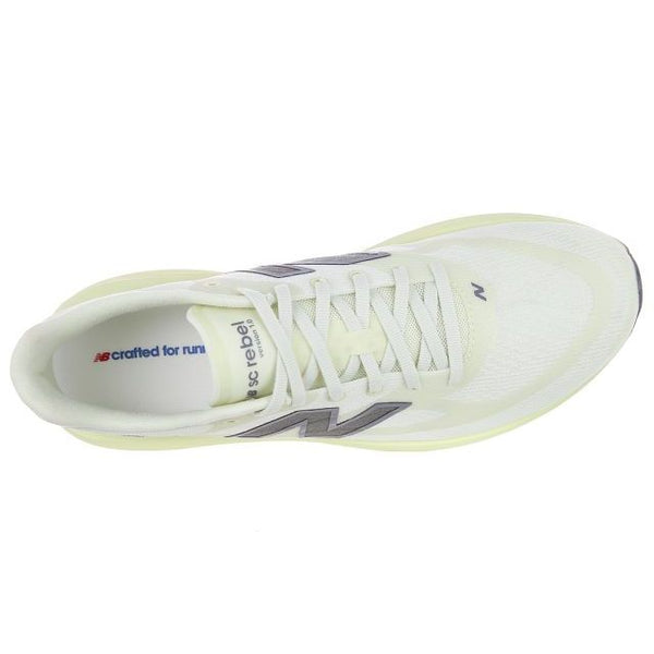 Oversigtsbillede af en New Balance Supercomp Rebel V1 herreløbesko i farvekombinationen »Pistachio Butter«, der består af hvid med lysegrønne detaljer, et gråt N-logo på siden, hvide snørebånd og teksten »NB crafted for run« på indersålen – en let og responsiv løbesko, der er designet med fokus på komfort og ydeevne.