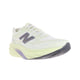 En New Balance Supercomp Rebel V1 løbesko til mænd i farvekombinationen »Pistachio Butter«, med hvid overdel, lysegul sål, lilla detaljer og et markant sort N-logo, der er placeret skråt på en ensfarvet hvid baggrund. Denne lette og responsiv løbesko er udstyret med innovativ FuelCell-teknologi for optimal ydeevne og komfort.