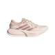 En beige og lyserød løbesko til kvinder fra Adidas, Supernova Prima 3 (Wontau/Vagrme/Dualil), med en overdel i mesh, tre metallisk lyserøde striber på siden og teksten »DREAMSTRIKE PRO« på mellemsålen. Vist på en hvid baggrund er den perfekt som en komfortabel løbesko til kvinder.