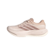 Her ses et billede af en Supernova Prima 3-løbesko til kvinder fra Adidas i farvekombinationen Wontau/Vagrme/Dualil set fra siden. Billedet viser de tre striber, snørebåndene, en stødabsorberende sål, der sikrer komfortabel løb, samt en overdel i netlignende materiale på en ensfarvet hvid baggrund.