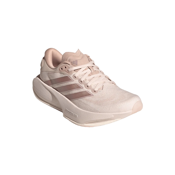 Der vises et enkelt par Adidas Supernova Prima 3-løbesko til kvinder i farven Wontau/Vagrme/Dualil set fra en vinkel. Skoen har tre mørkere lyserøde striber på siden, matchende snørebånd og en hvid sål med den innovative Dreamstrike Pro-mellemsål. Baggrunden er ensfarvet hvid.