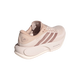 Et par beige (Wontau) og lyserøde (Vagrme/Dualil) Adidas Supernova Prima 3 løbesko til kvinder med de karakteristiske tre striber på siden, en overdel i struktureret stof og en tyk, formet hvid sål. Ideel til komfortløb, med teksten »Dreamstrike Pro« trykt på mellemsålen.